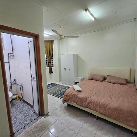 Ruhani Homestay 3 Kb - 4 Bedroom Fully Airconditioned With Wifi & Netflix コタバル エクステリア 写真