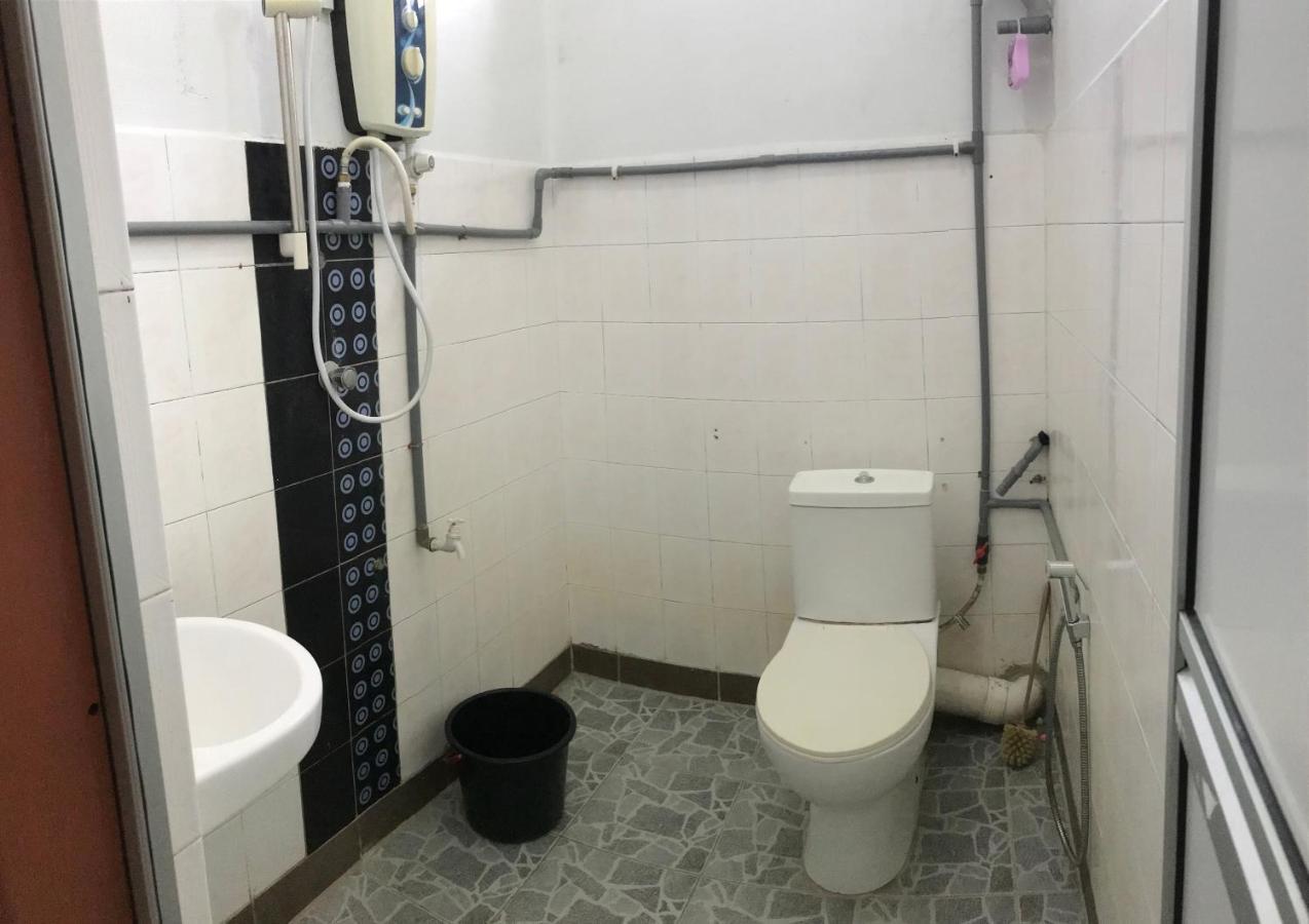 Ruhani Homestay 3 Kb - 4 Bedroom Fully Airconditioned With Wifi & Netflix コタバル エクステリア 写真