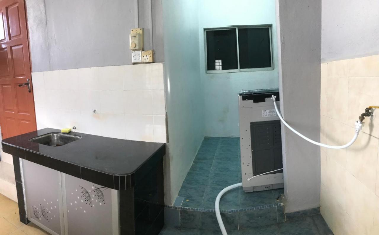 Ruhani Homestay 3 Kb - 4 Bedroom Fully Airconditioned With Wifi & Netflix コタバル エクステリア 写真