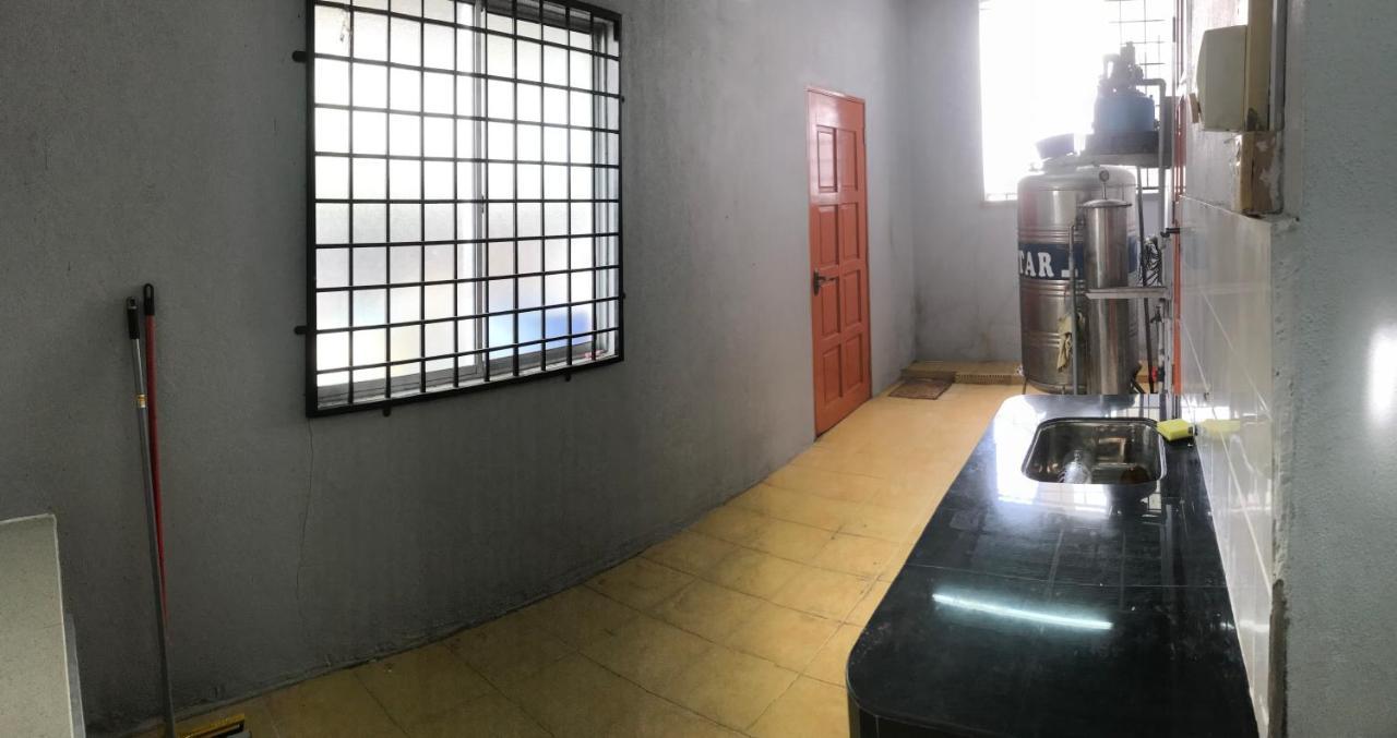 Ruhani Homestay 3 Kb - 4 Bedroom Fully Airconditioned With Wifi & Netflix コタバル エクステリア 写真