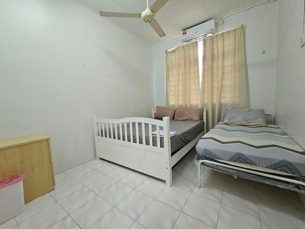 Ruhani Homestay 3 Kb - 4 Bedroom Fully Airconditioned With Wifi & Netflix コタバル エクステリア 写真