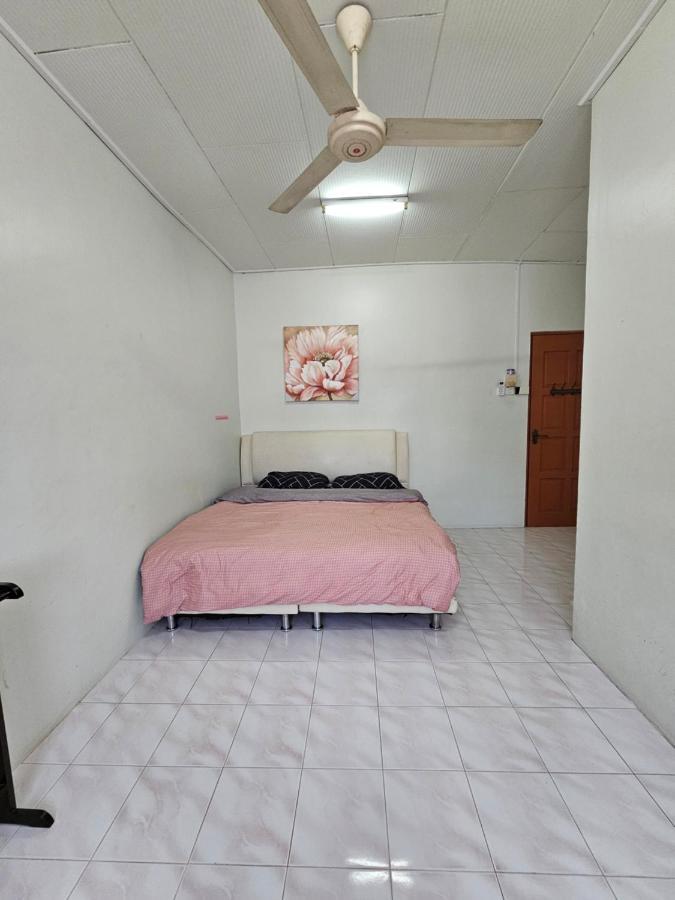 Ruhani Homestay 3 Kb - 4 Bedroom Fully Airconditioned With Wifi & Netflix コタバル エクステリア 写真