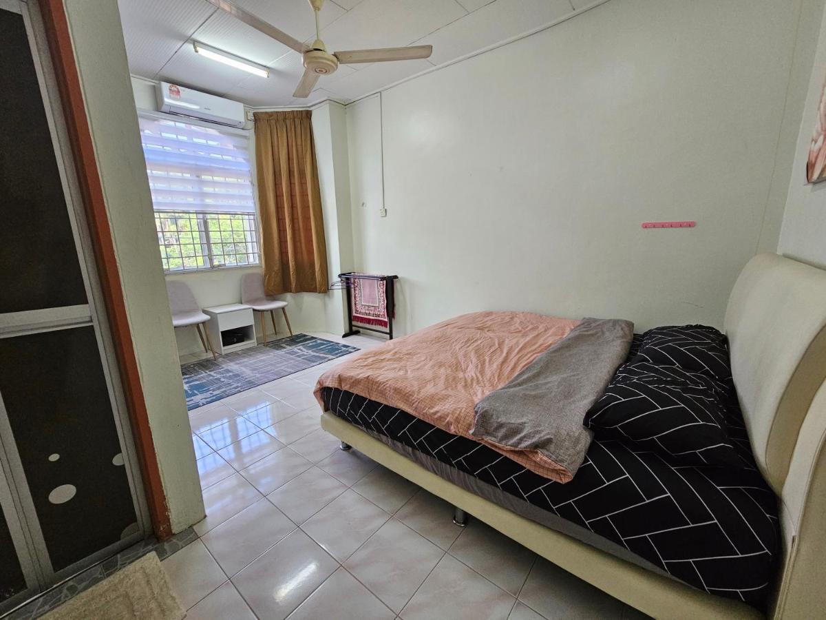 Ruhani Homestay 3 Kb - 4 Bedroom Fully Airconditioned With Wifi & Netflix コタバル エクステリア 写真