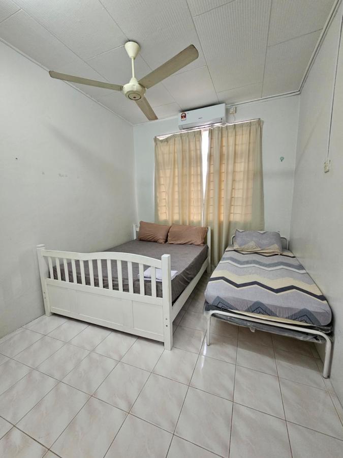 Ruhani Homestay 3 Kb - 4 Bedroom Fully Airconditioned With Wifi & Netflix コタバル エクステリア 写真