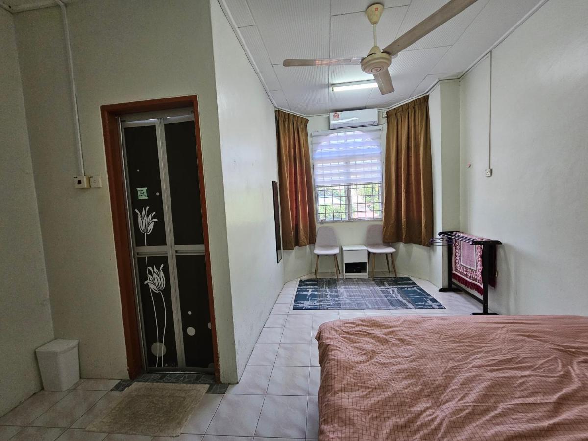 Ruhani Homestay 3 Kb - 4 Bedroom Fully Airconditioned With Wifi & Netflix コタバル エクステリア 写真