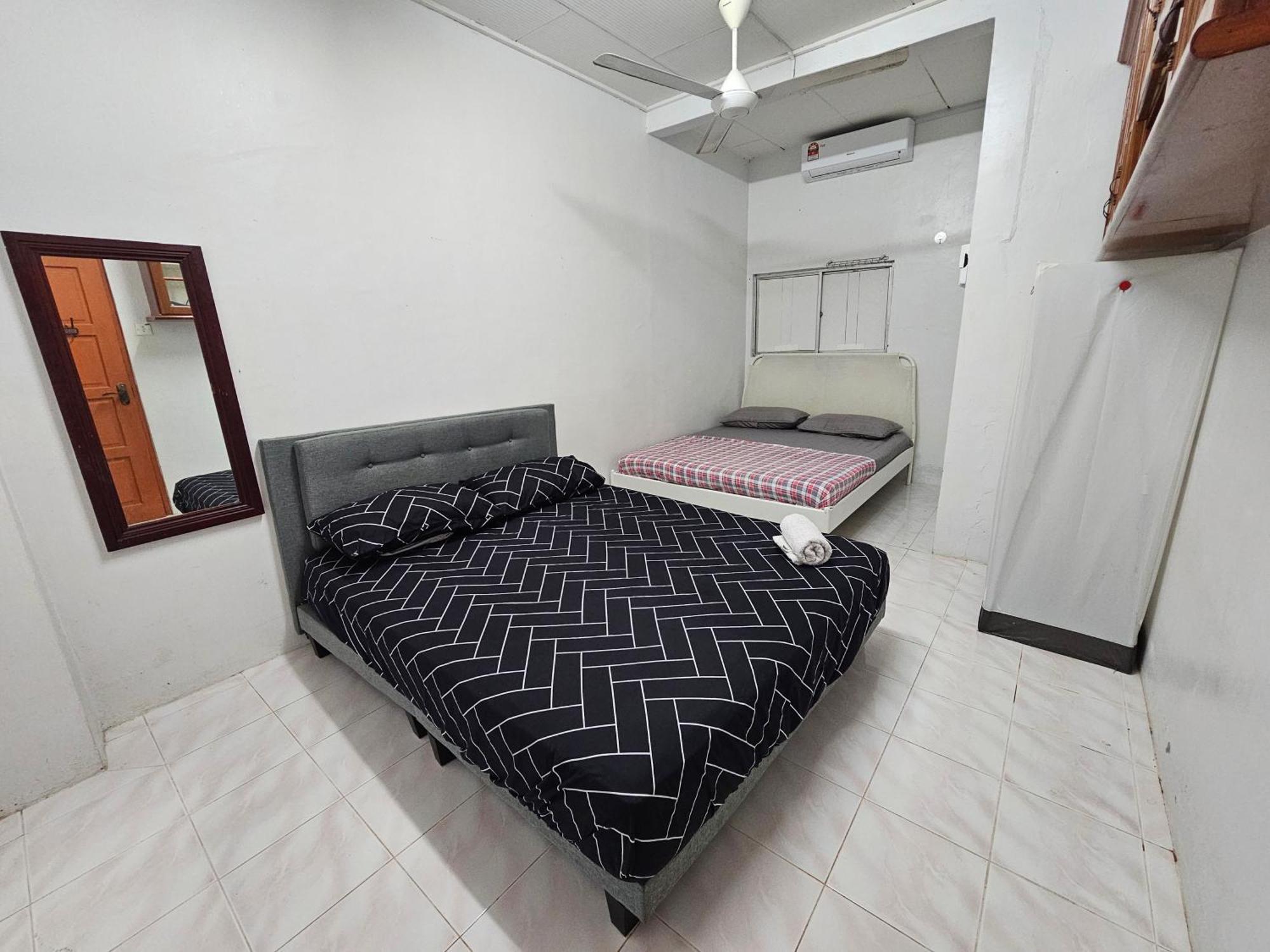 Ruhani Homestay 3 Kb - 4 Bedroom Fully Airconditioned With Wifi & Netflix コタバル エクステリア 写真