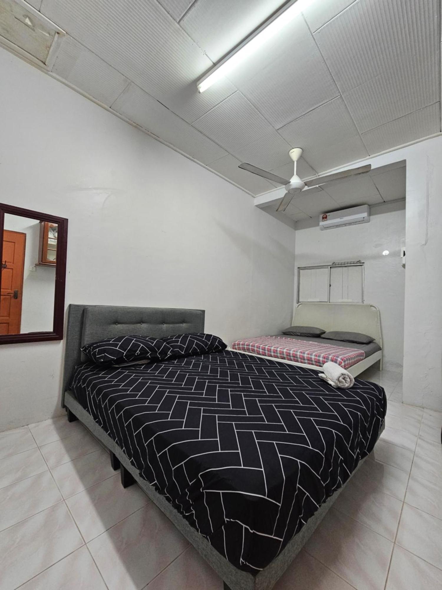 Ruhani Homestay 3 Kb - 4 Bedroom Fully Airconditioned With Wifi & Netflix コタバル エクステリア 写真