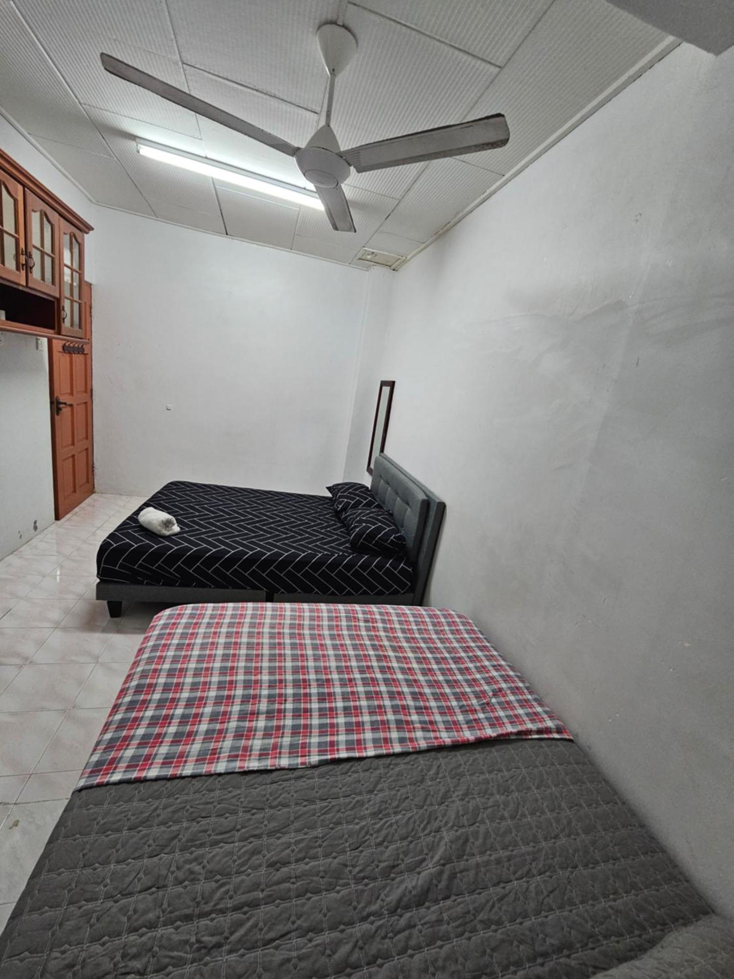 Ruhani Homestay 3 Kb - 4 Bedroom Fully Airconditioned With Wifi & Netflix コタバル エクステリア 写真