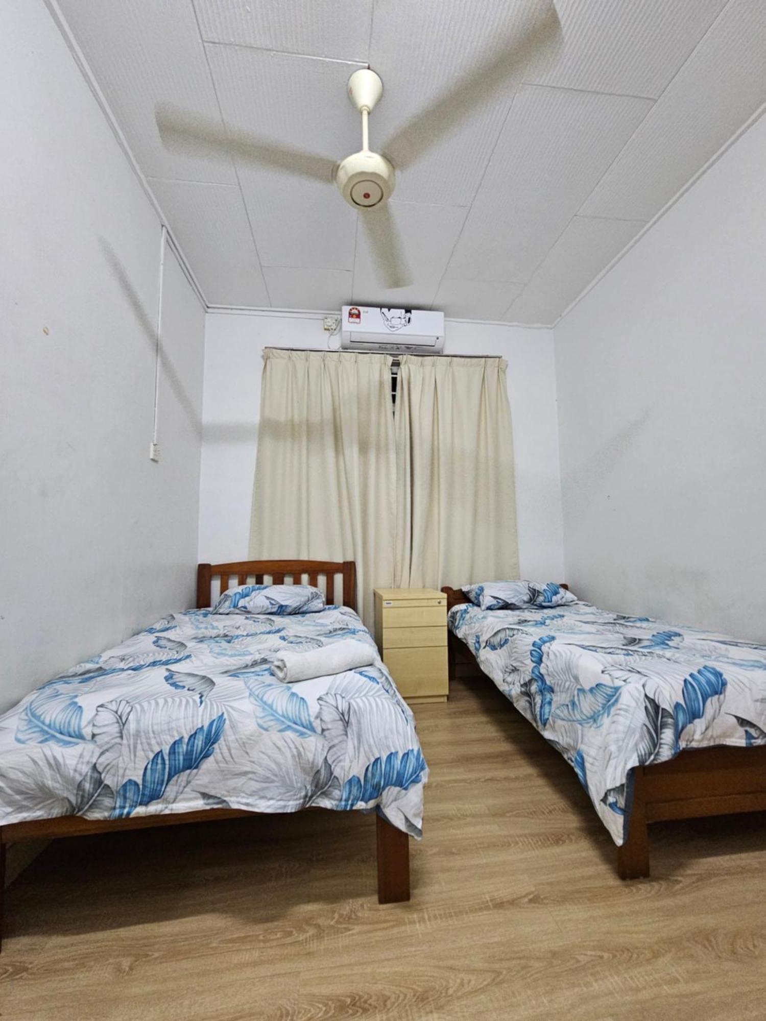 Ruhani Homestay 3 Kb - 4 Bedroom Fully Airconditioned With Wifi & Netflix コタバル エクステリア 写真