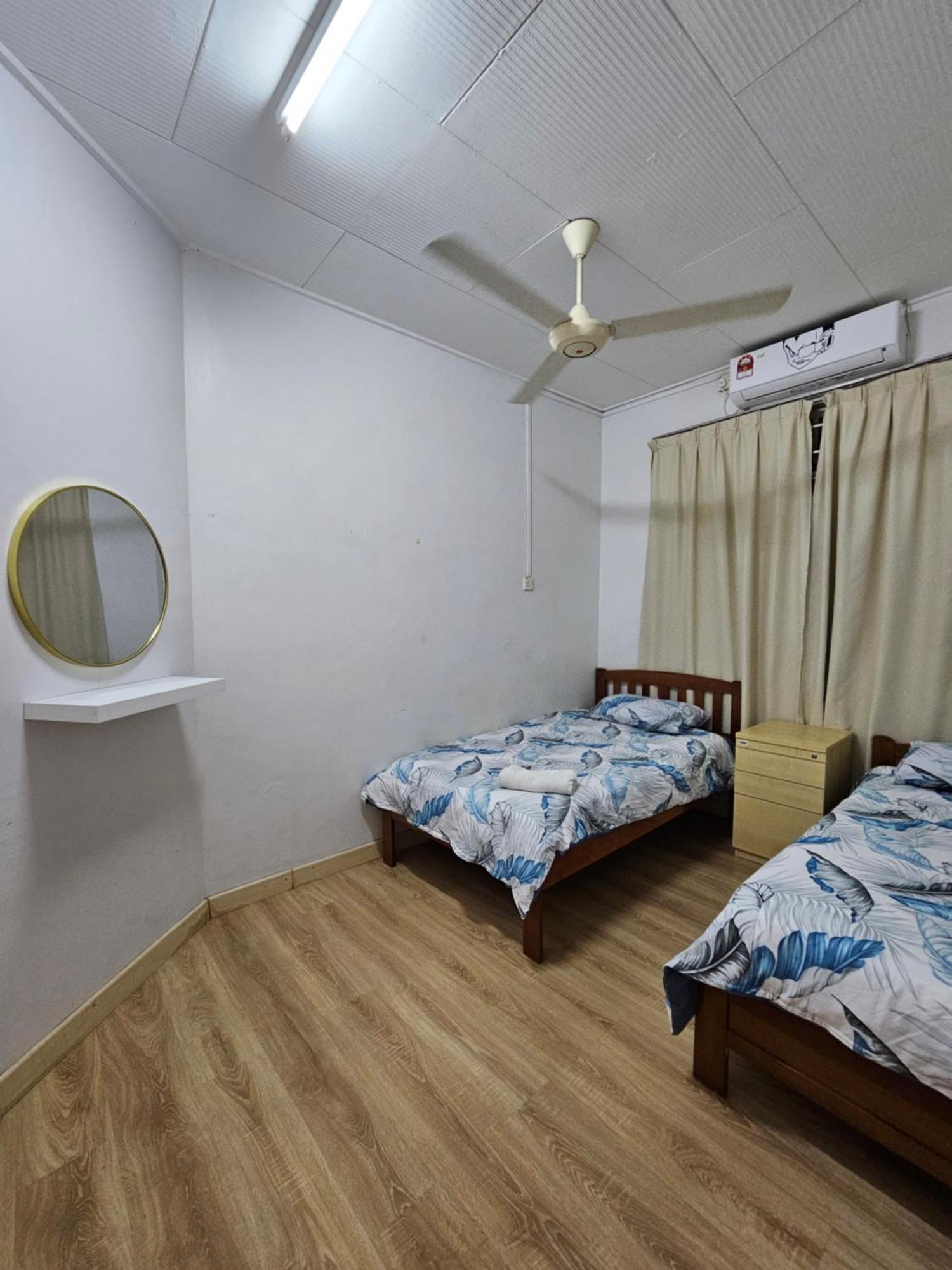 Ruhani Homestay 3 Kb - 4 Bedroom Fully Airconditioned With Wifi & Netflix コタバル エクステリア 写真