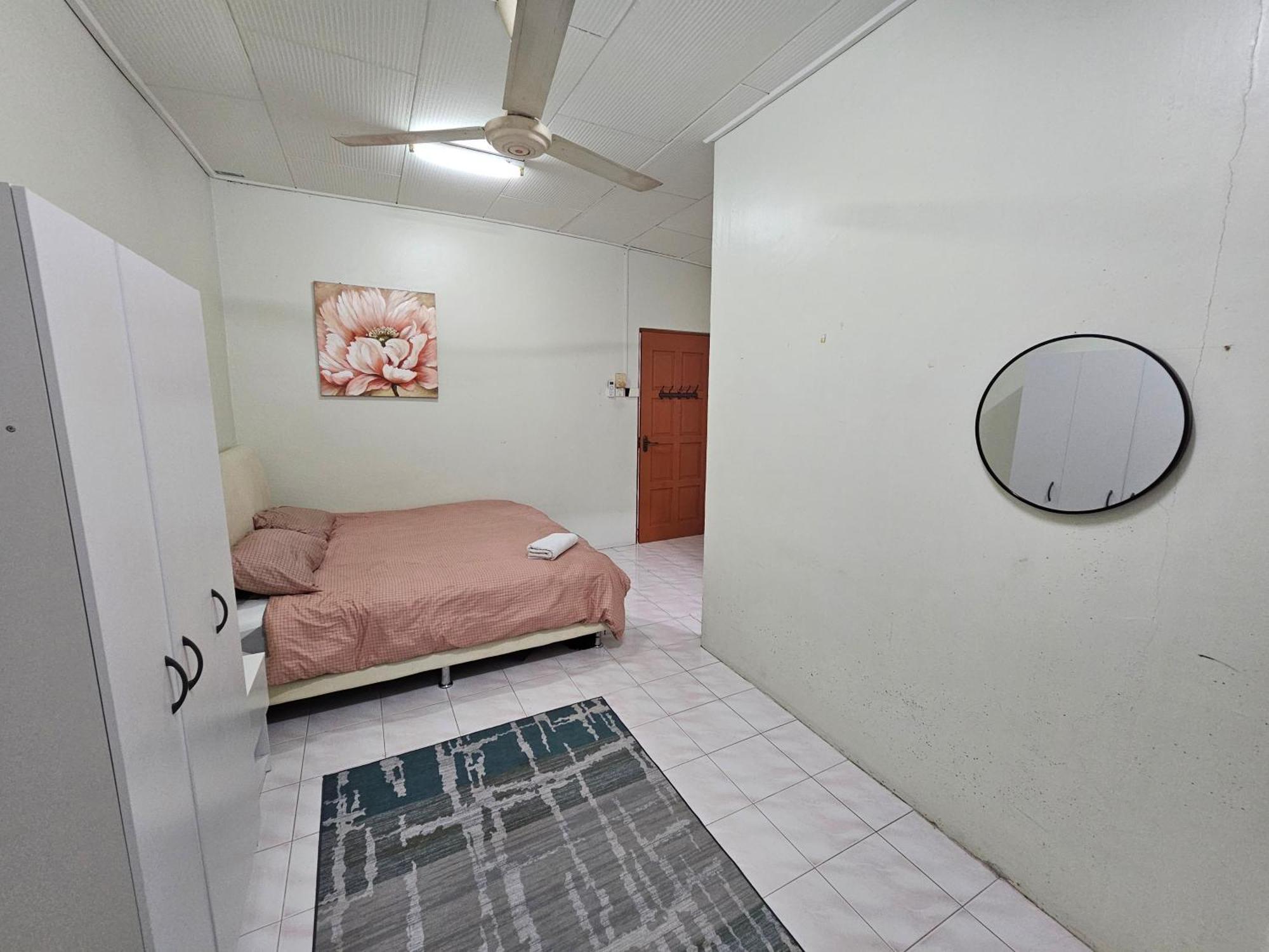 Ruhani Homestay 3 Kb - 4 Bedroom Fully Airconditioned With Wifi & Netflix コタバル エクステリア 写真