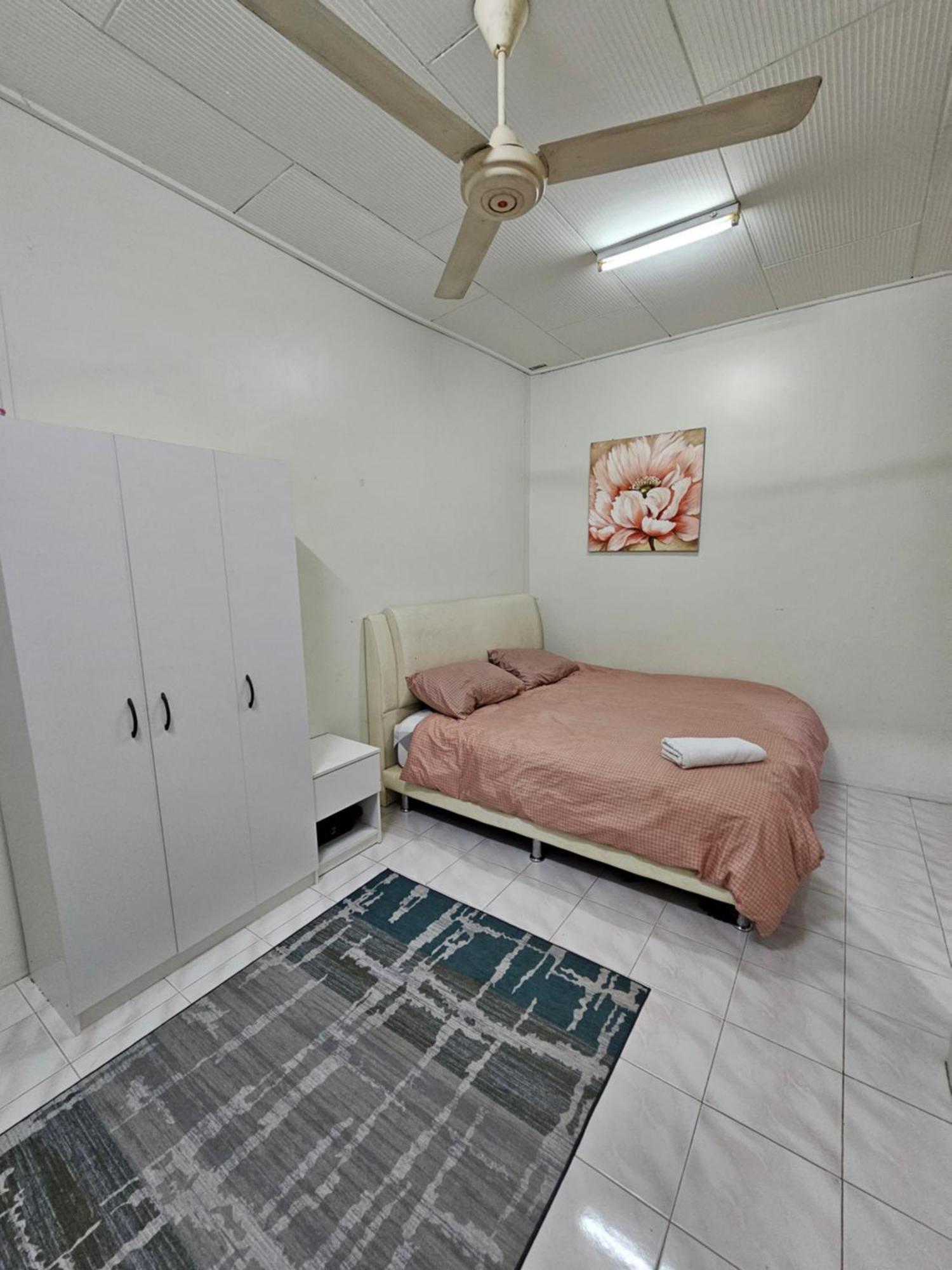 Ruhani Homestay 3 Kb - 4 Bedroom Fully Airconditioned With Wifi & Netflix コタバル エクステリア 写真