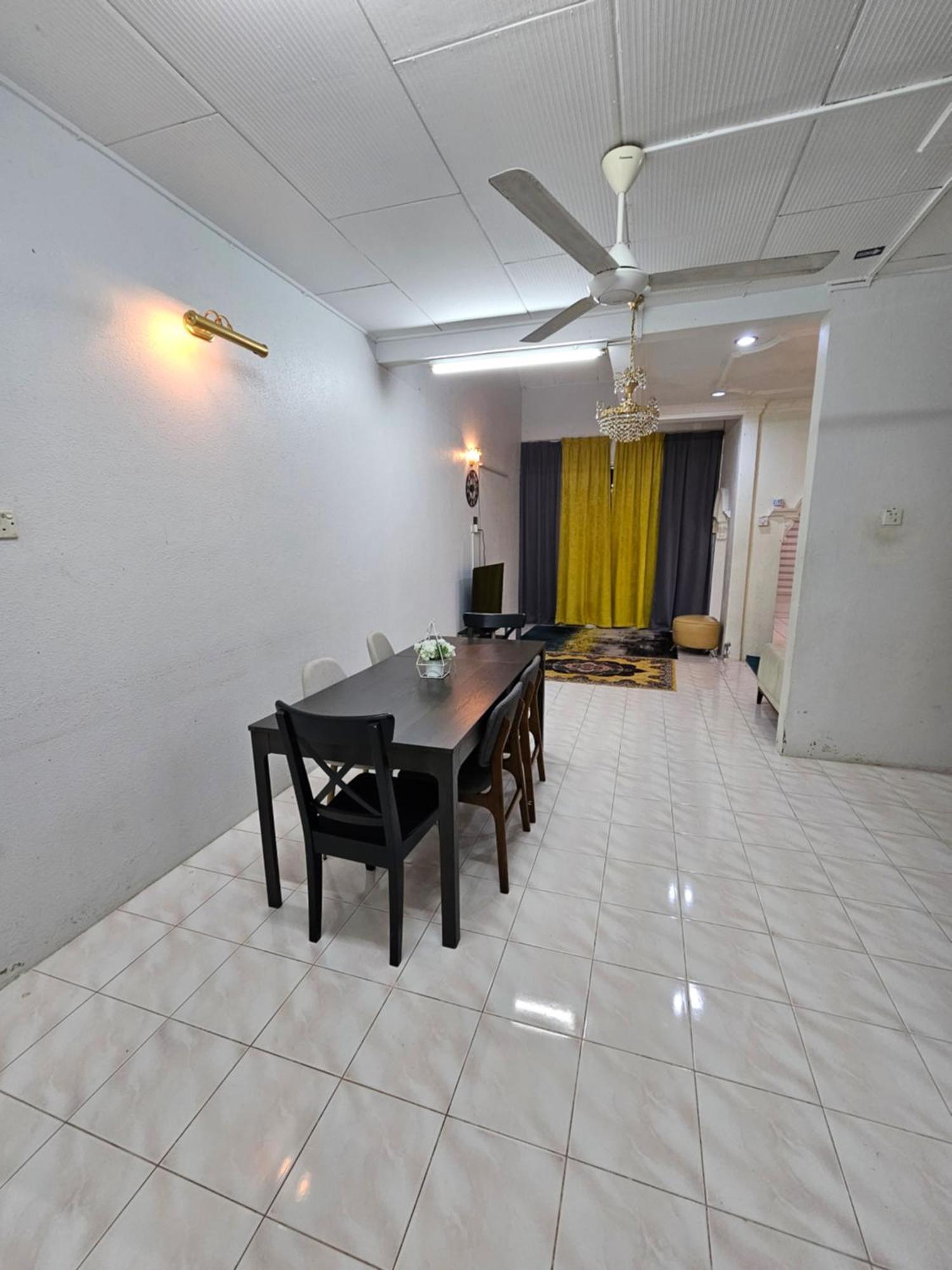 Ruhani Homestay 3 Kb - 4 Bedroom Fully Airconditioned With Wifi & Netflix コタバル エクステリア 写真
